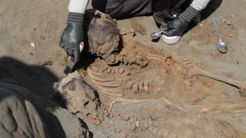 Momento en el que encuentran a 111 niños sacrificados por una cultura preinca en una nueva excavación en Perú