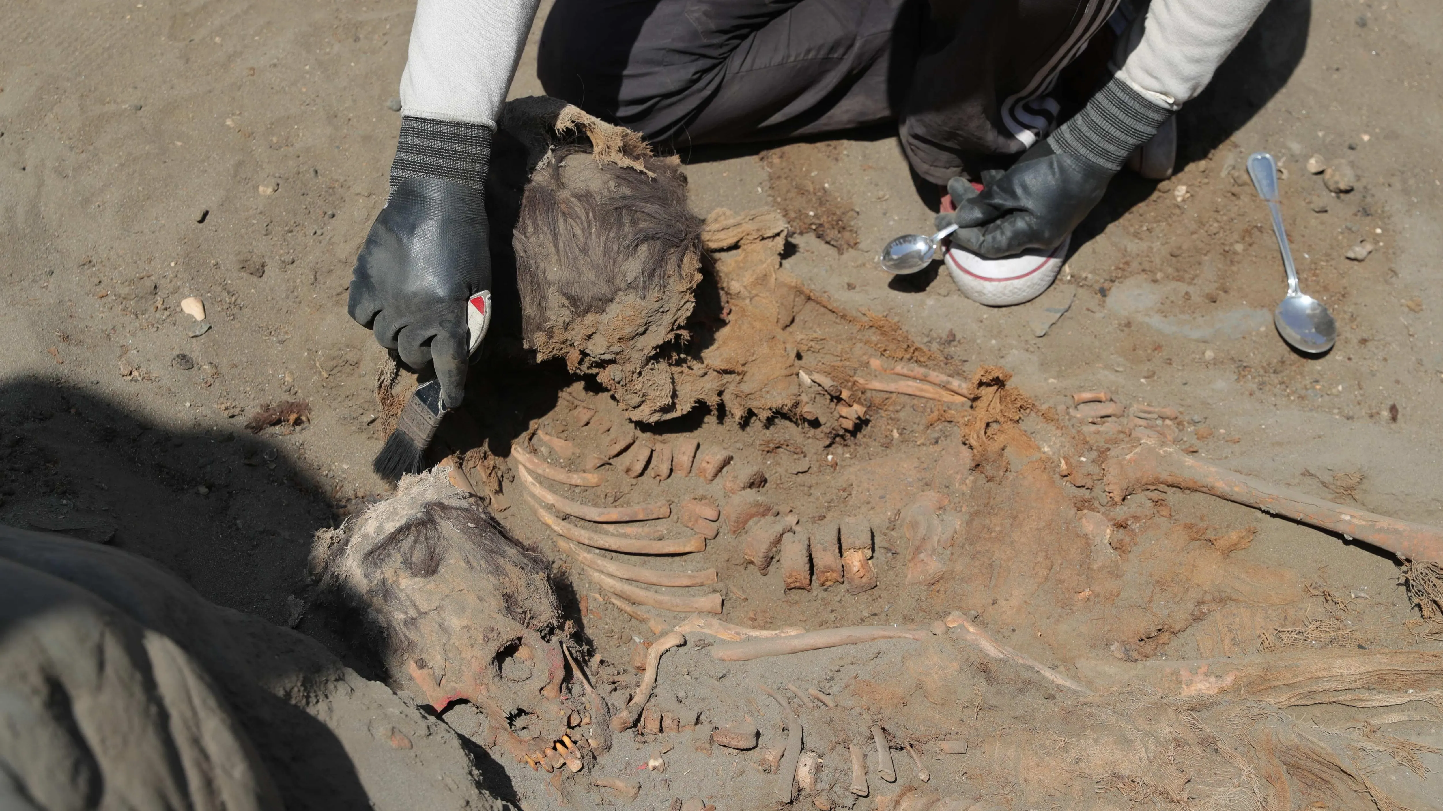 Momento en el que encuentran a 111 niños sacrificados por una cultura preinca en una nueva excavación en Perú