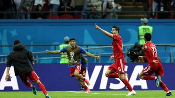 Los jugadores de Irán celebran el gol que fue anulado ante España