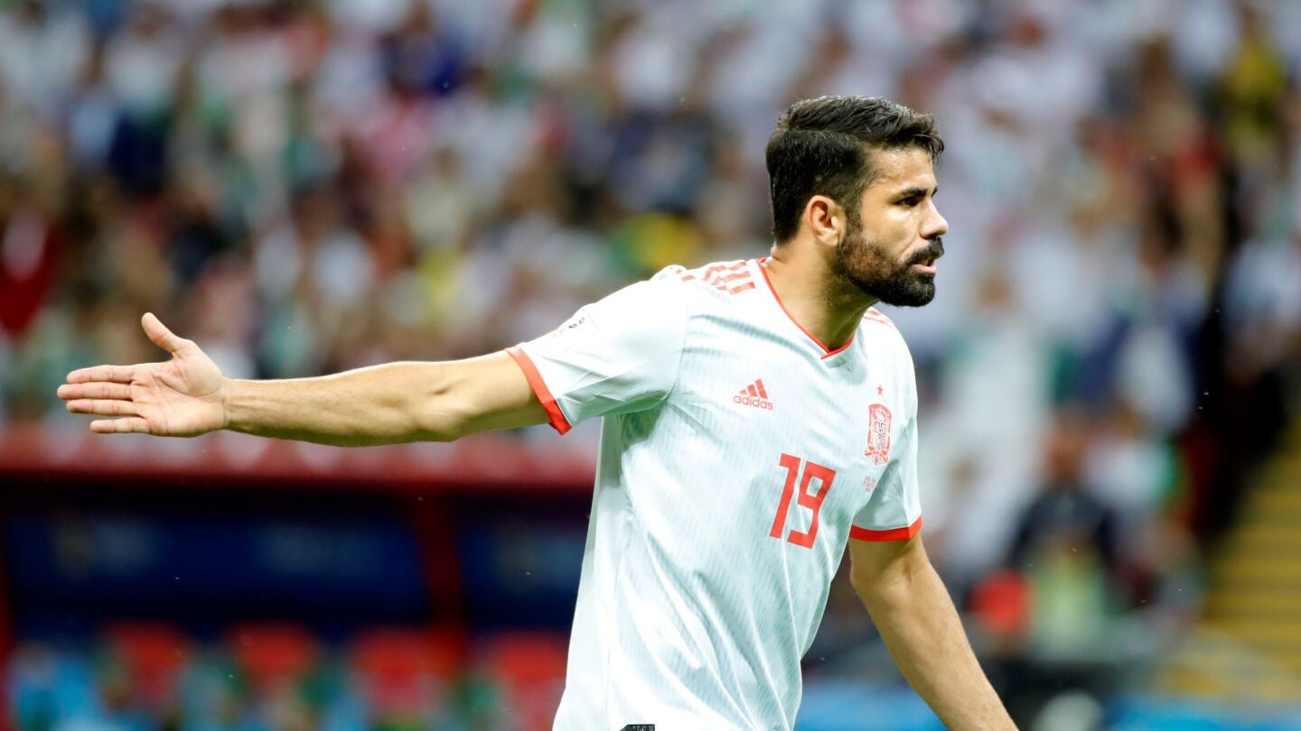 Diego Costa protesta una acci&oacute;n durante el partido contra Ir&aacute;n