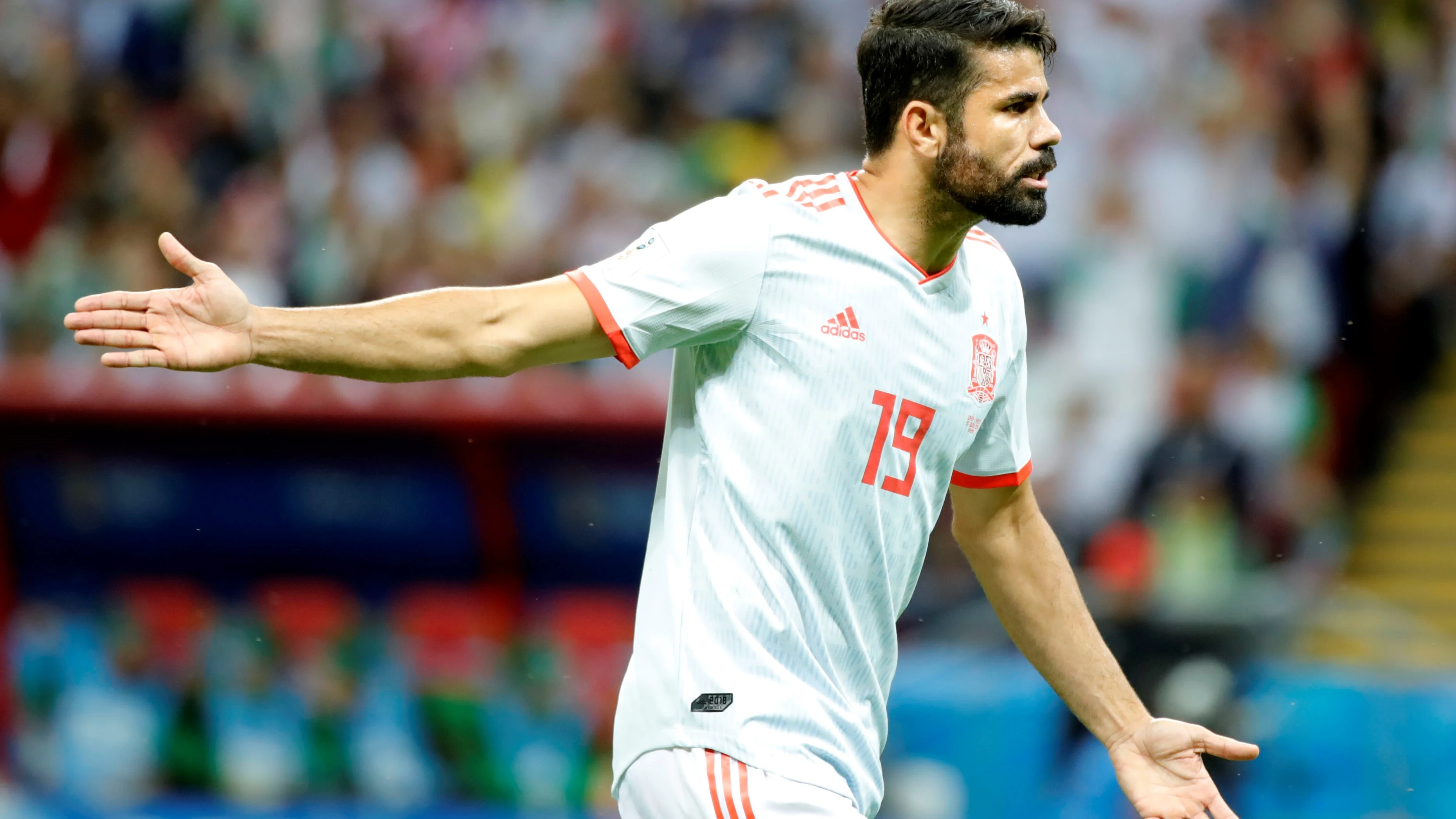 Diego Costa protesta una acción durante el partido contra Irán