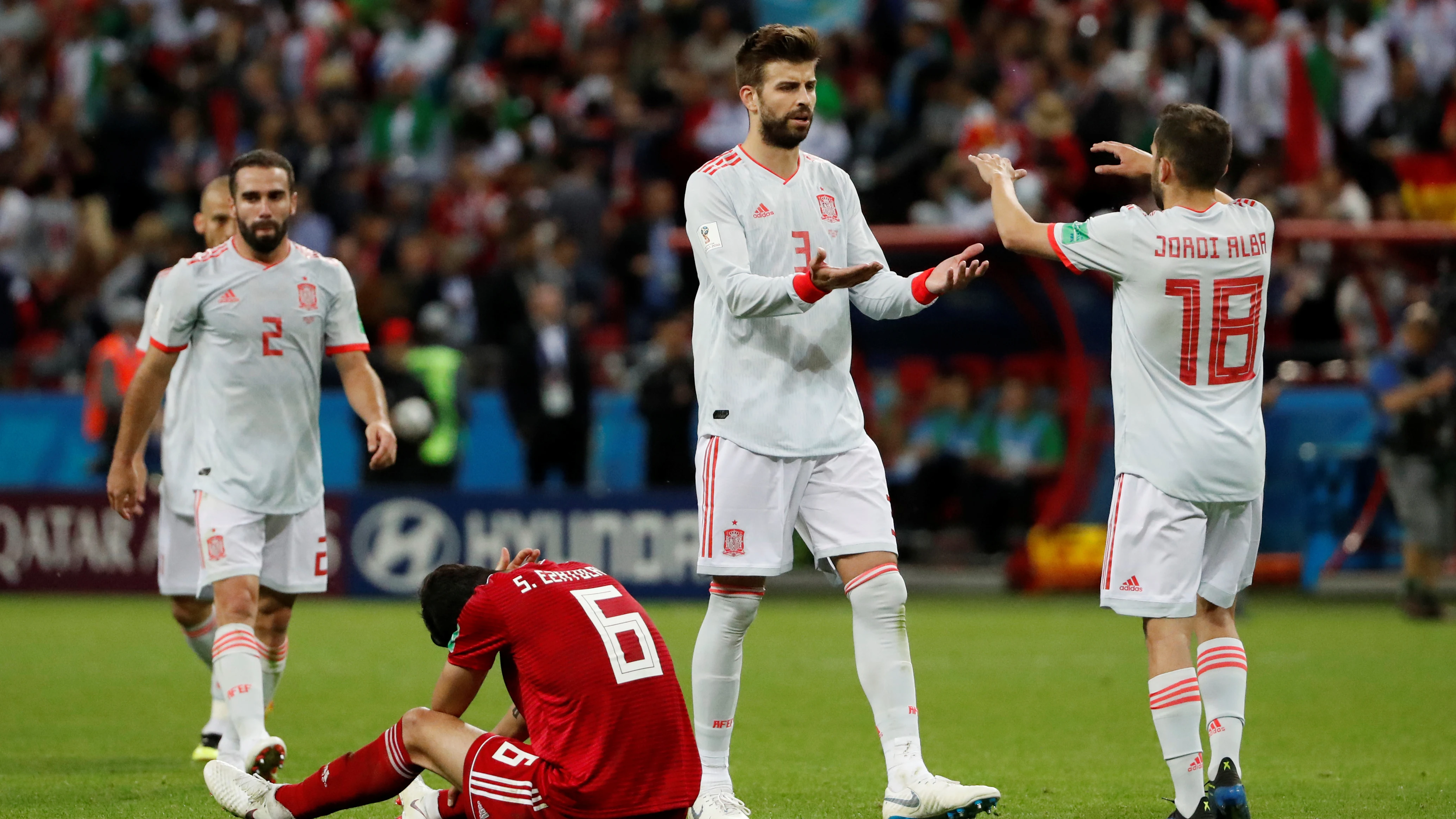 Piqué se saluda a Jordi Alba durante el partido contra Irán