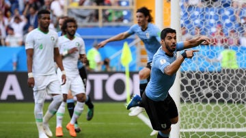 Luis Suárez celebra su gol contra Arabia Saudí