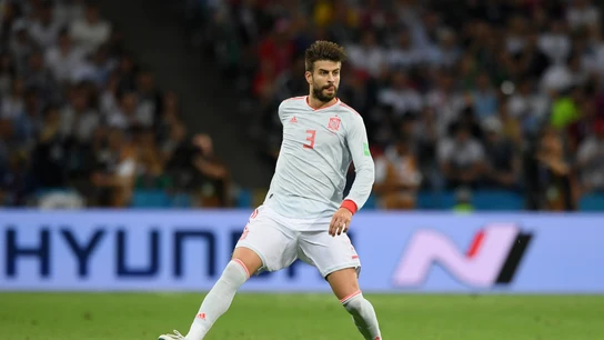 Gerard Piqué conduce el balón Gerard Piqué conduce el balón