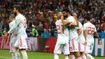 Los jugadores españoles celebran el gol de Diego Costa contra Irán