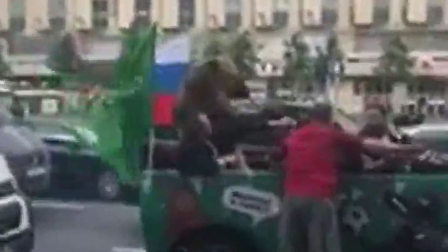 Polémico vídeo de un oso tocando una vuvuzela subido a un coche en Moscú Polémico vídeo de un oso tocando una vuvuzela subido a un coche en Moscú
