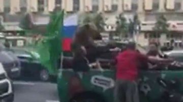 Polémico vídeo de un oso tocando una vuvuzela subido a un coche en Moscú