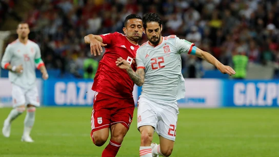 Isco conduce el balón ante Irán Isco conduce el balón ante Irán