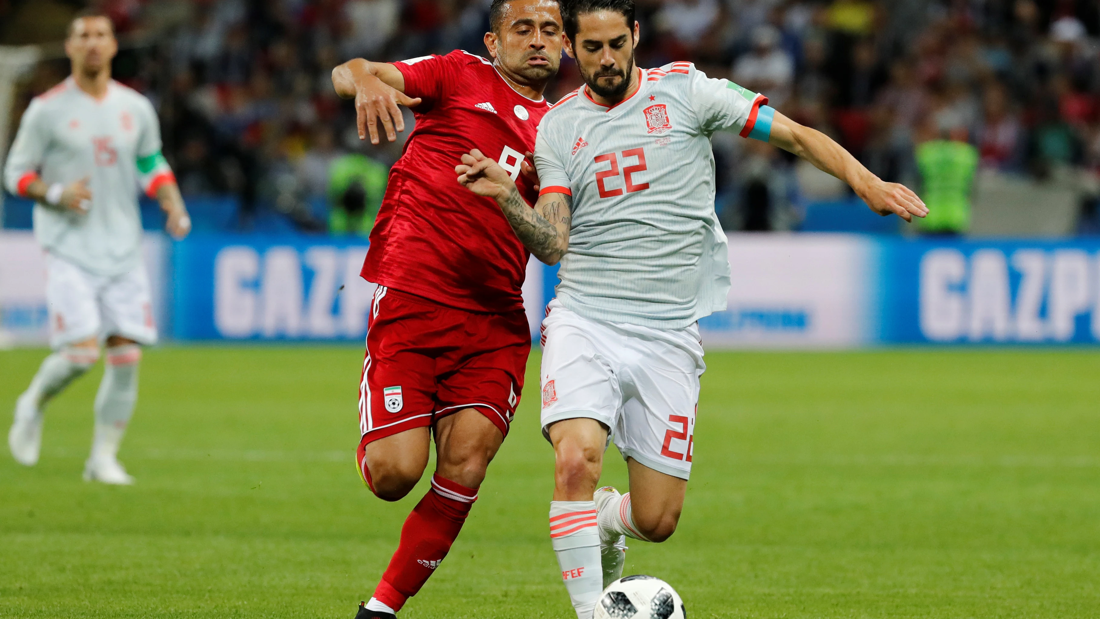 Isco conduce el balón ante Irán