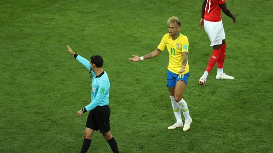 Neymar protesta una acción al colegiado Neymar protesta una acción al colegiado