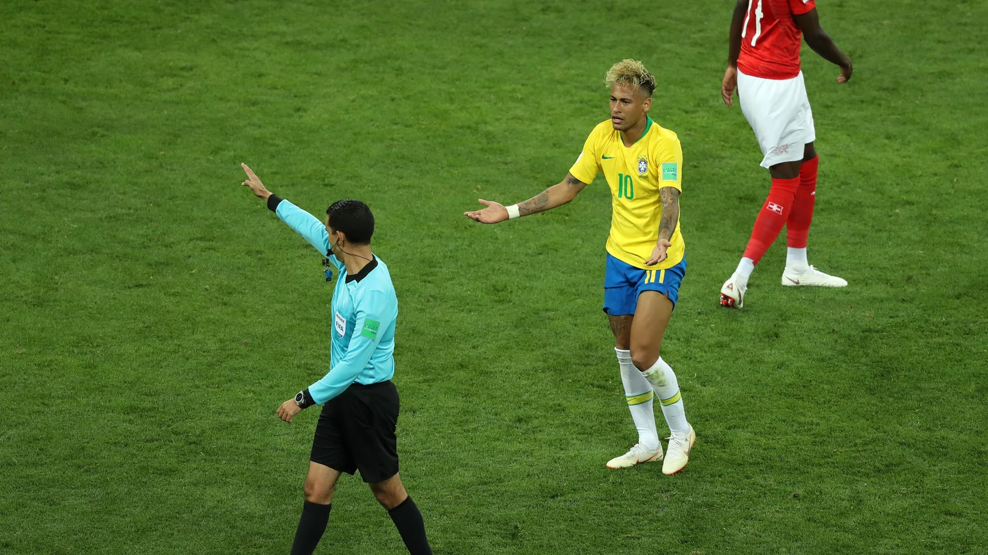 Neymar protesta una acción al colegiado Neymar protesta una acción al colegiado