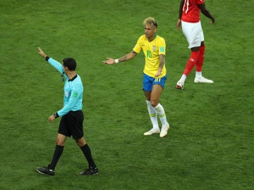 Neymar protesta una acción al colegiado Neymar protesta una acción al colegiado