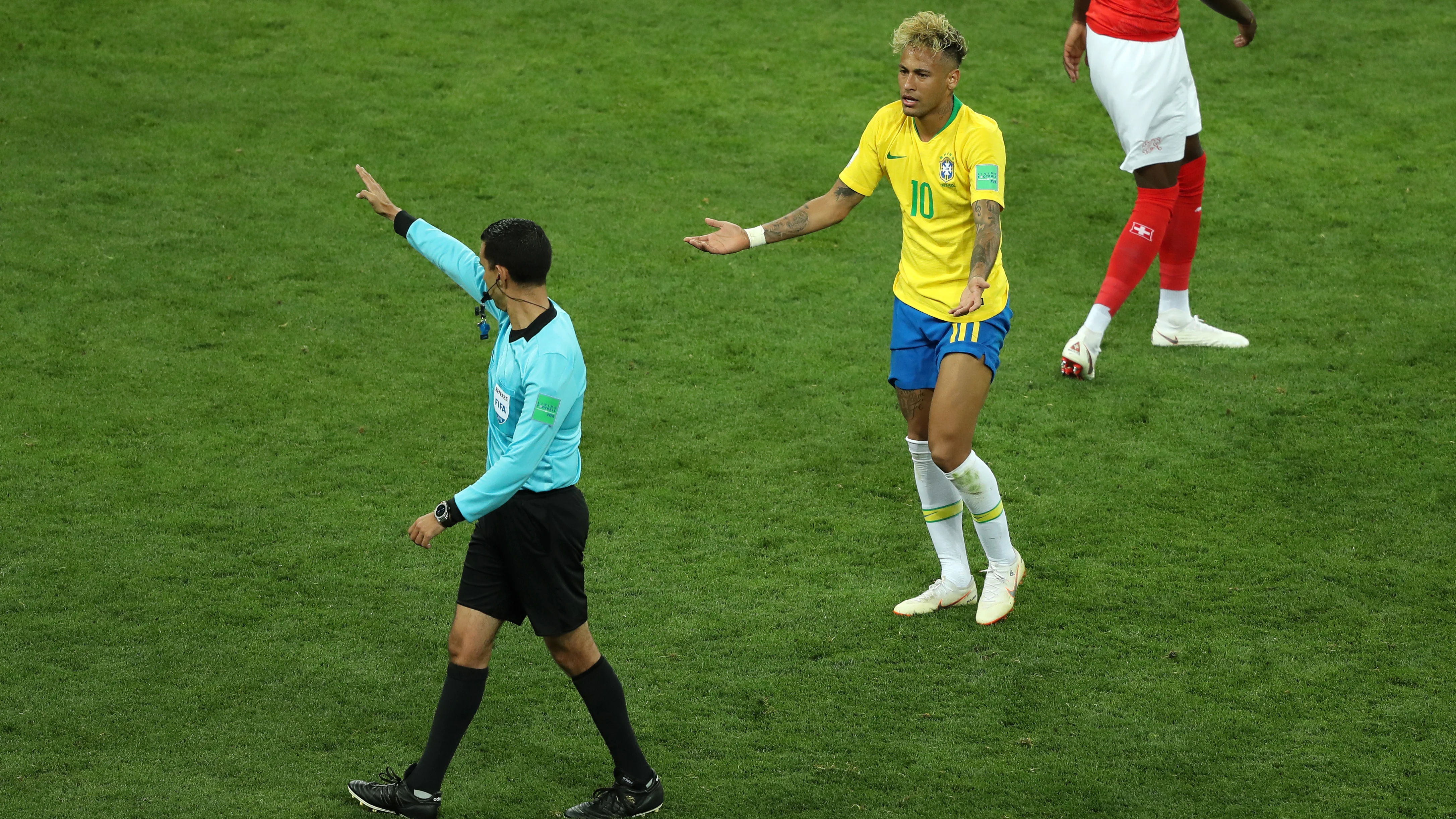 Neymar protesta una acción al colegiado