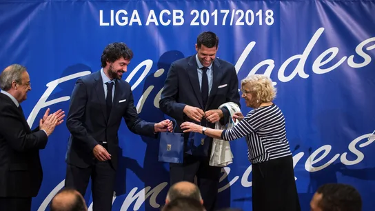 Carmena entrega las famosas galletas a Llull y a Reyes Carmena entrega las famosas galletas a Llull y a Reyes