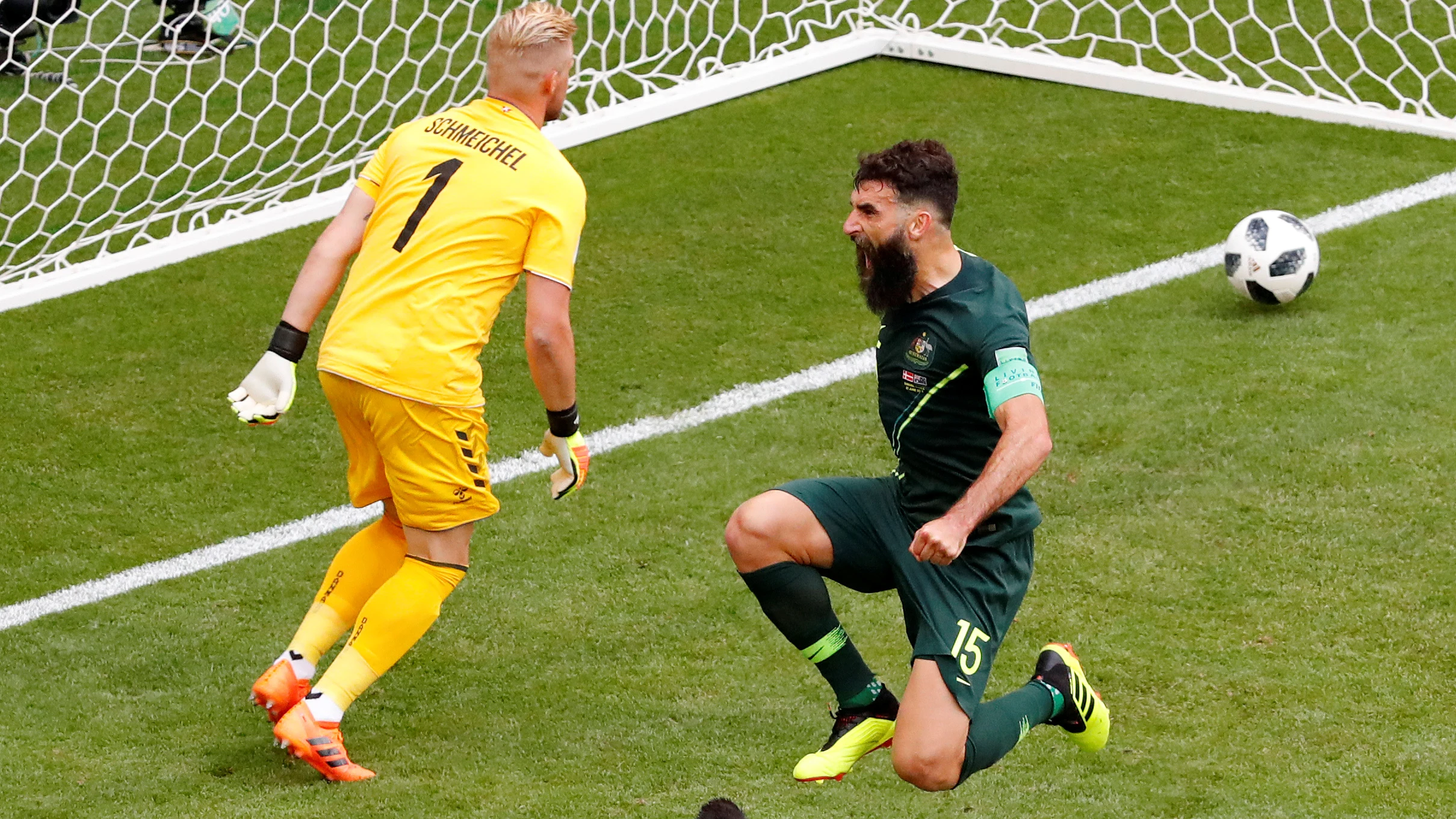 Jedinak celebra su penalti ante Dinamarca