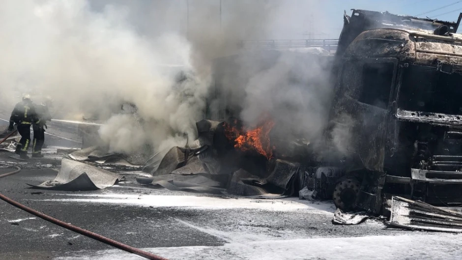 Camión accidentado en la A-1