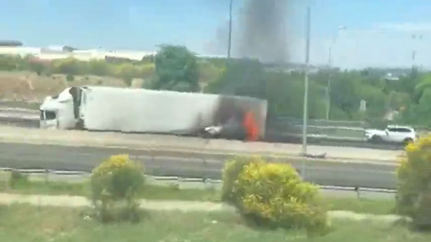 El impactante momento en el que un hombre escapa de un coche en llamas El impactante momento en el que un hombre escapa de un coche en llamas