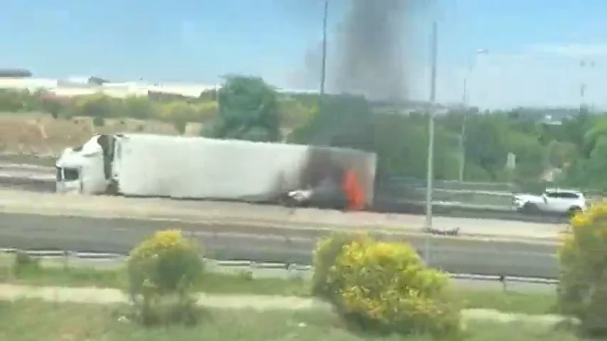 El impactante momento en el que un hombre escapa de un coche en llamas