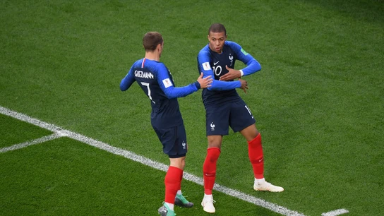 Mbappé celebra su gol a Perú con Griezmann Mbappé celebra su gol a Perú con Griezmann