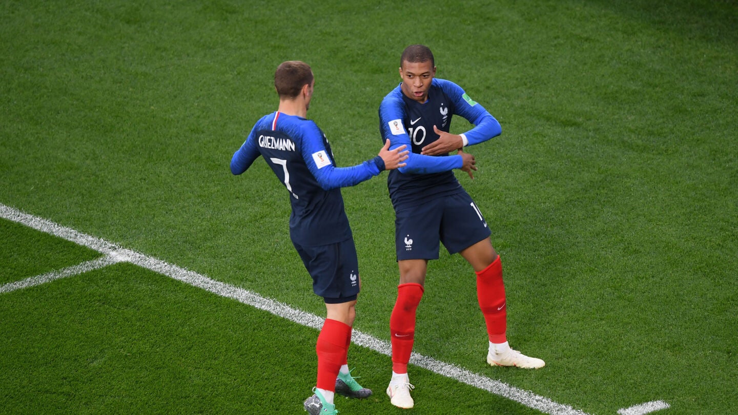 Mbapp&eacute; celebra su gol a Per&uacute; con Griezmann