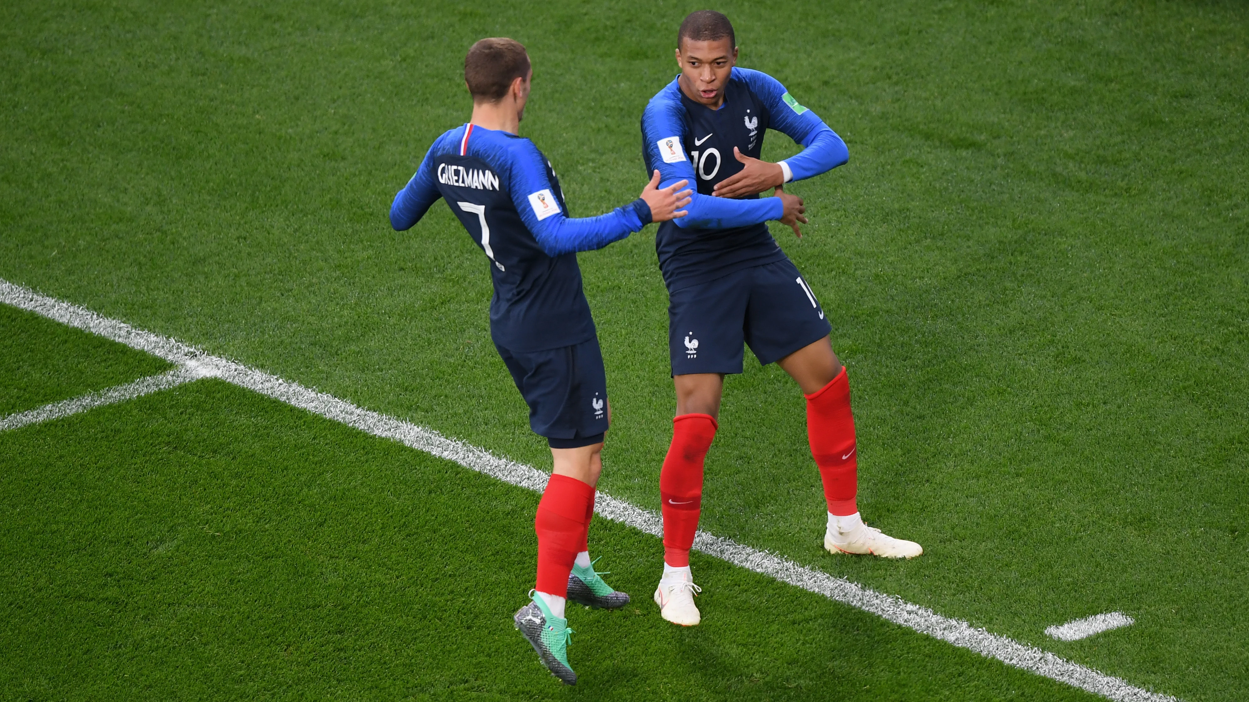 Mbappé celebra su gol a Perú con Griezmann