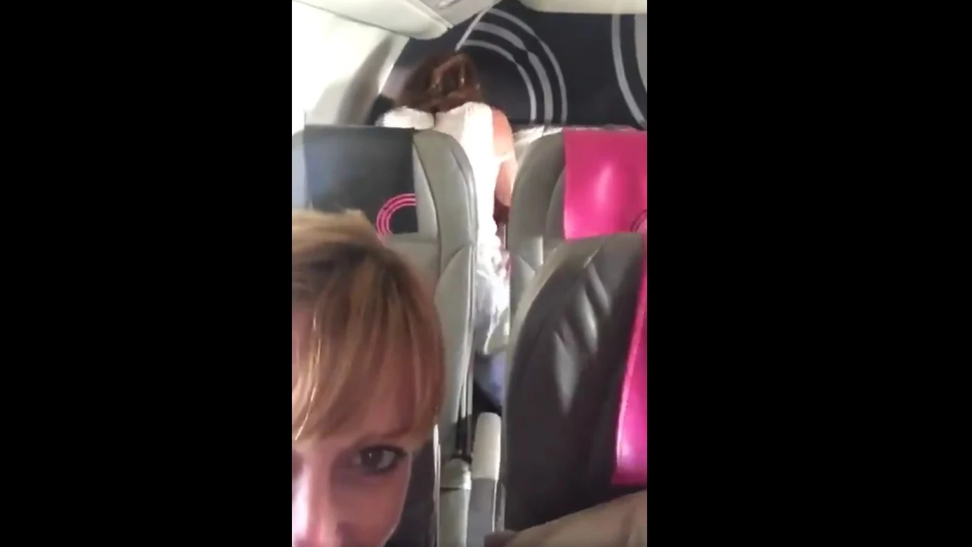 Graban a una pareja teniendo sexo en un avión