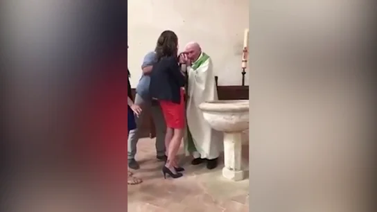 Un sacerdote golpea a un bebé Un sacerdote golpea a un bebé