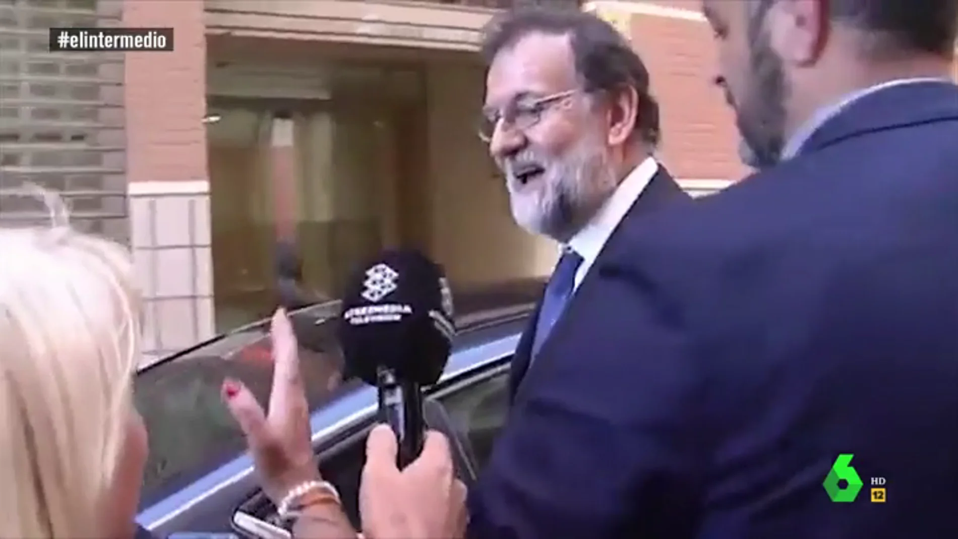 Dani Mateo, sobre la llegada de Rajoy a Santa Pola: "Llegó a firmar registros y ha acabado firmando autógrafos"