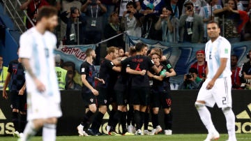 Los jugadores croatas celebran uno de los goles contra Argentina