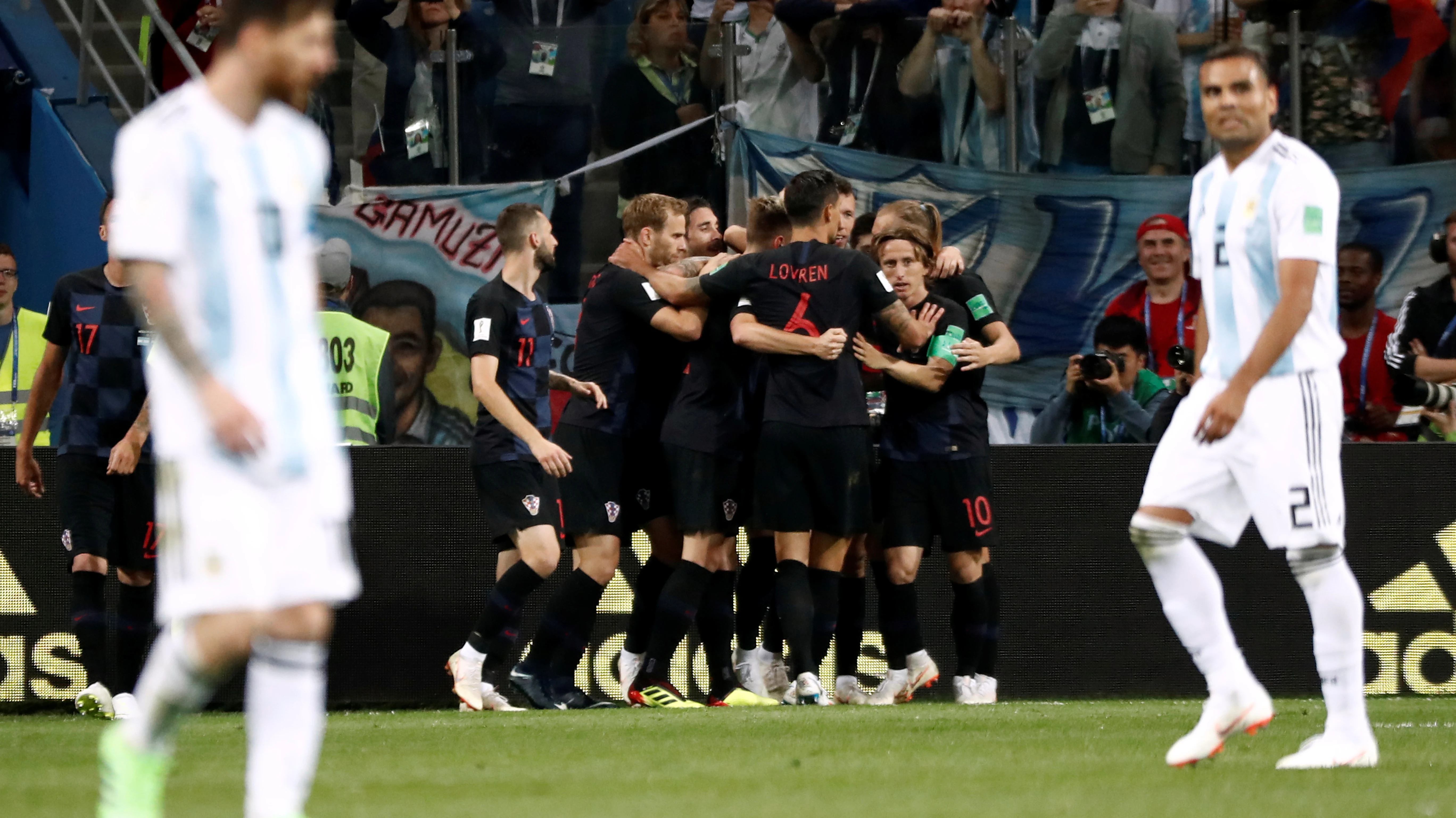 Los jugadores croatas celebran uno de los goles contra Argentina