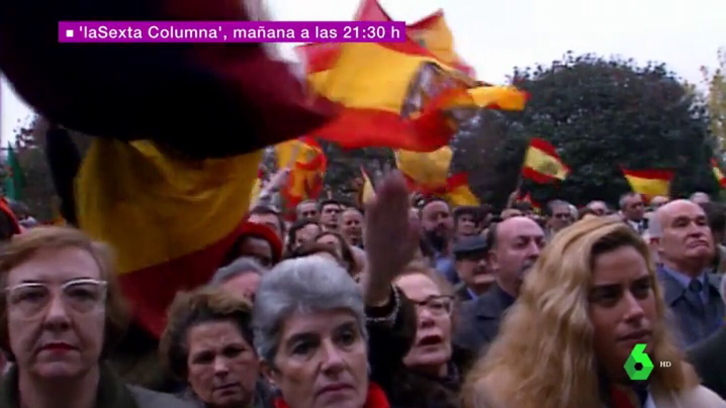 Espa&ntilde;oles ondean la bandera franquista