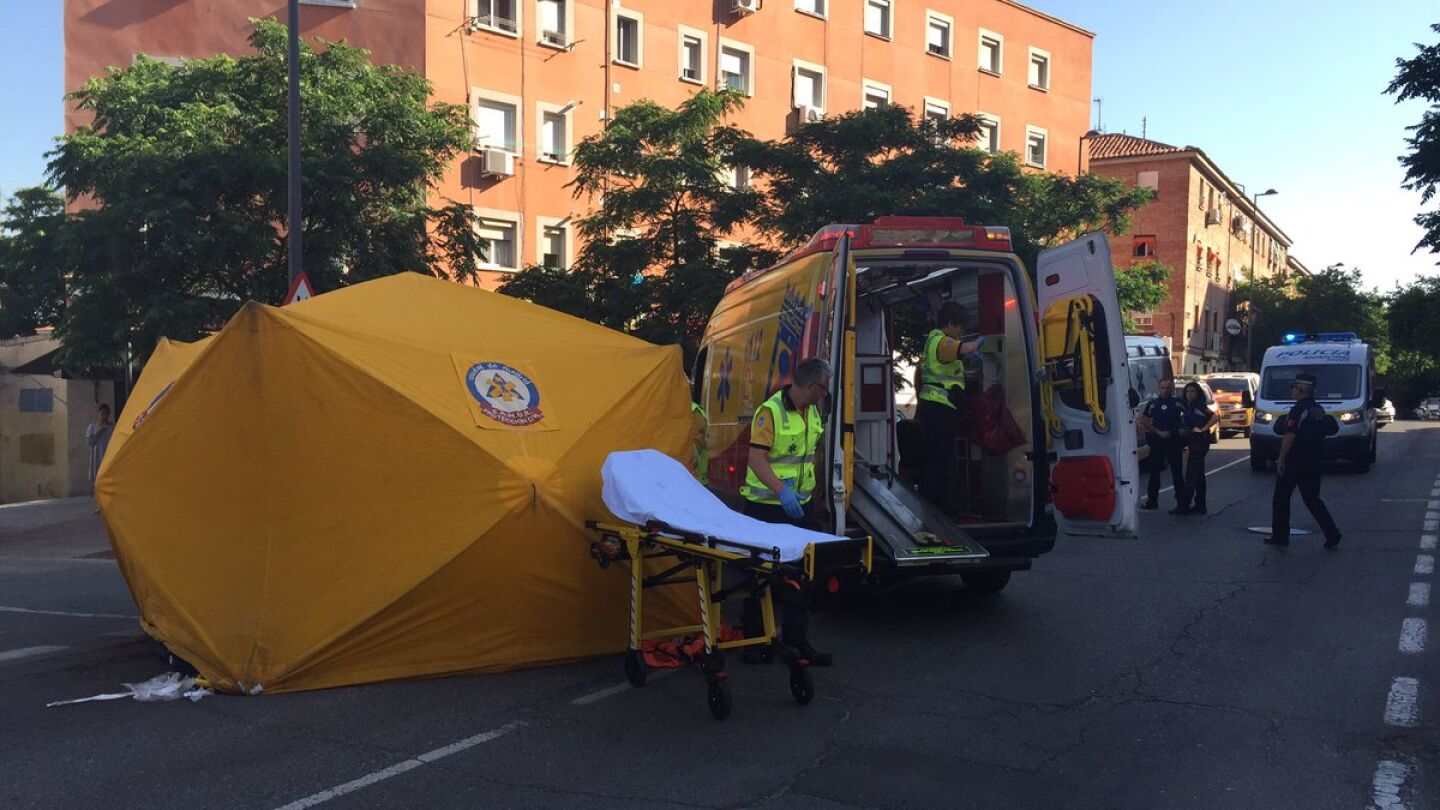 Momento en el que el SAMUR atiende a la mujer de 64 a&ntilde;os atropellada en Vallecas