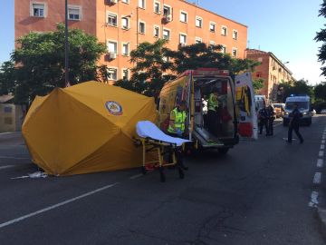 Momento en el que el SAMUR atiende a la mujer de 64 años atropellada en Vallecas Momento en el que el SAMUR atiende a la mujer de 64 años atropellada en Vallecas