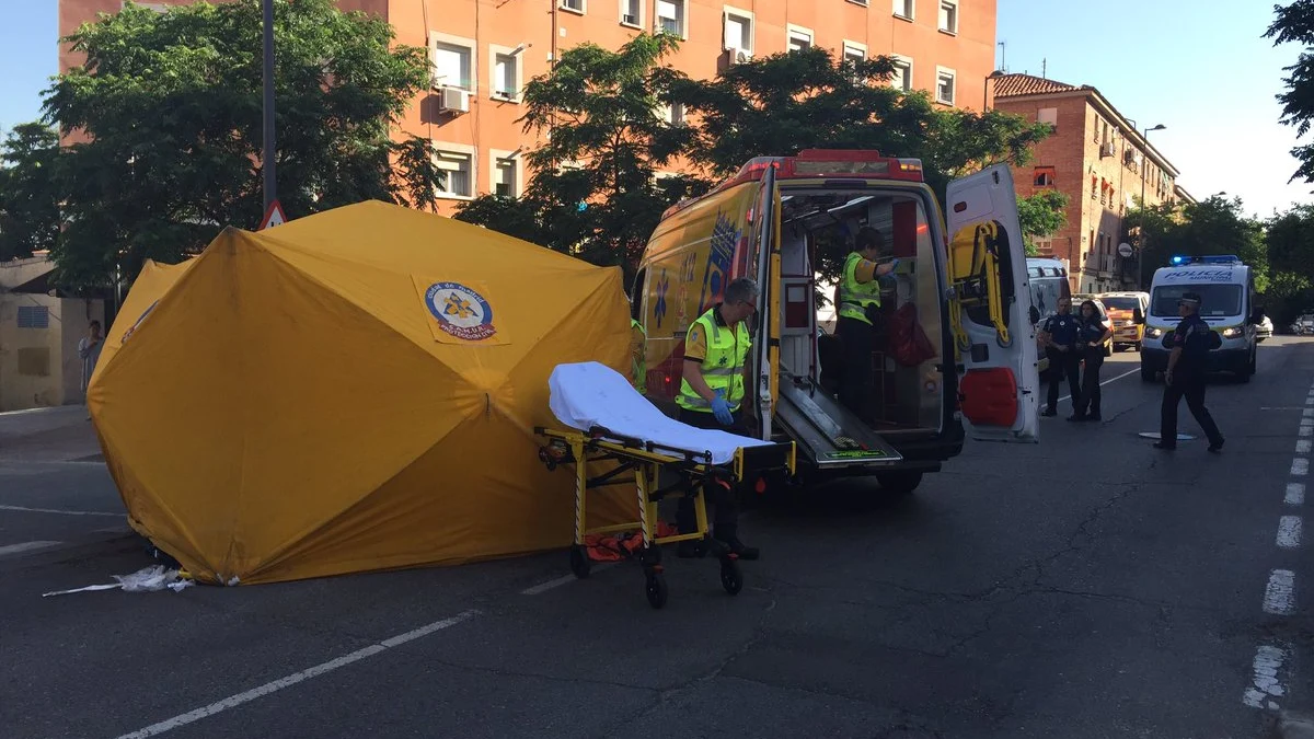 Momento en el que el SAMUR atiende a la mujer de 64 años atropellada en Vallecas