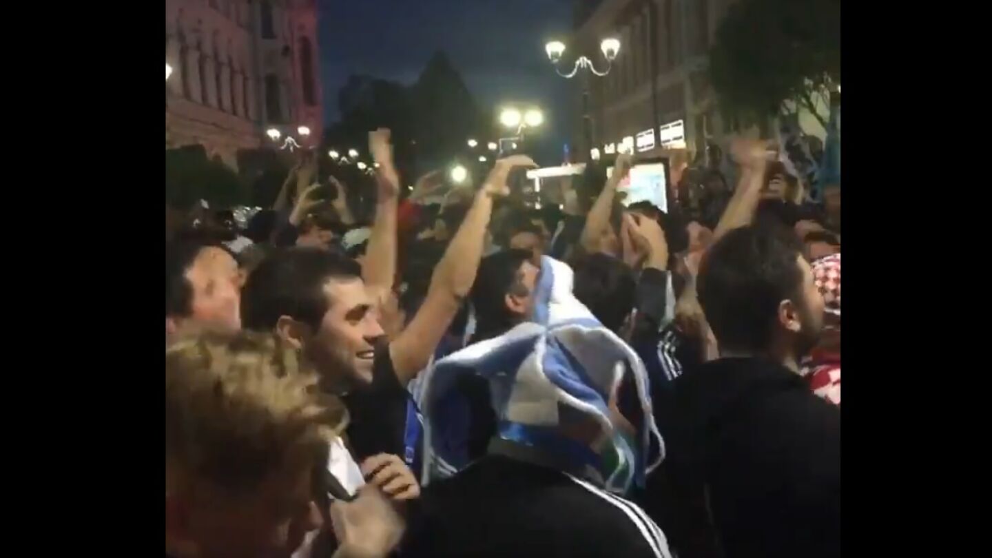 La afici&oacute;n de Argentina canta en las calles de Rusia