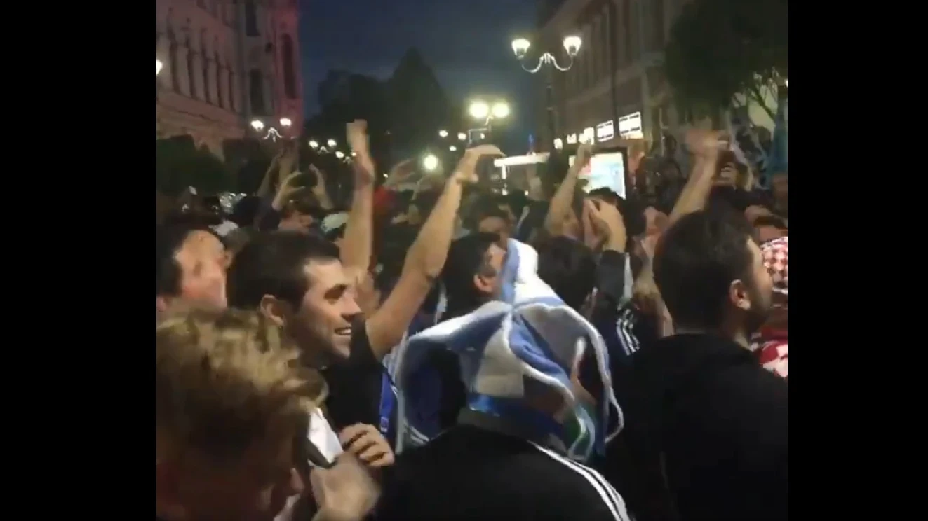 La afición de Argentina canta en las calles de Rusia