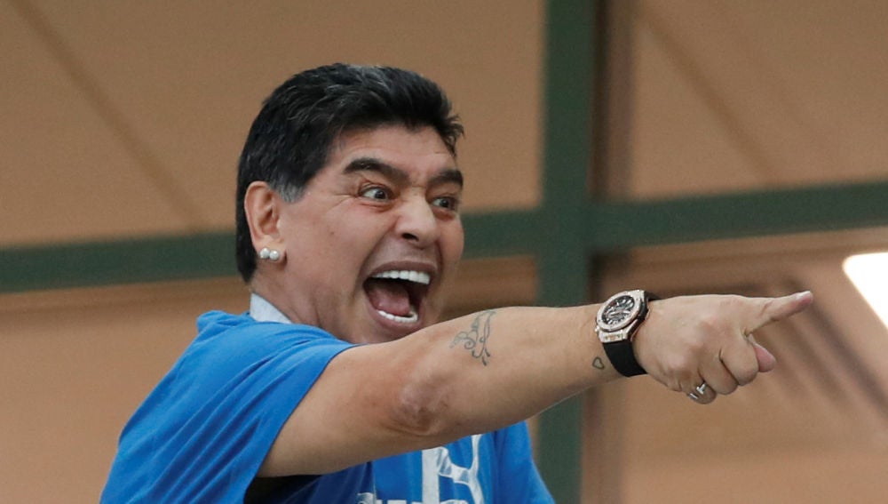Maradona gesticula en la grada durante el Argentina - Croacia