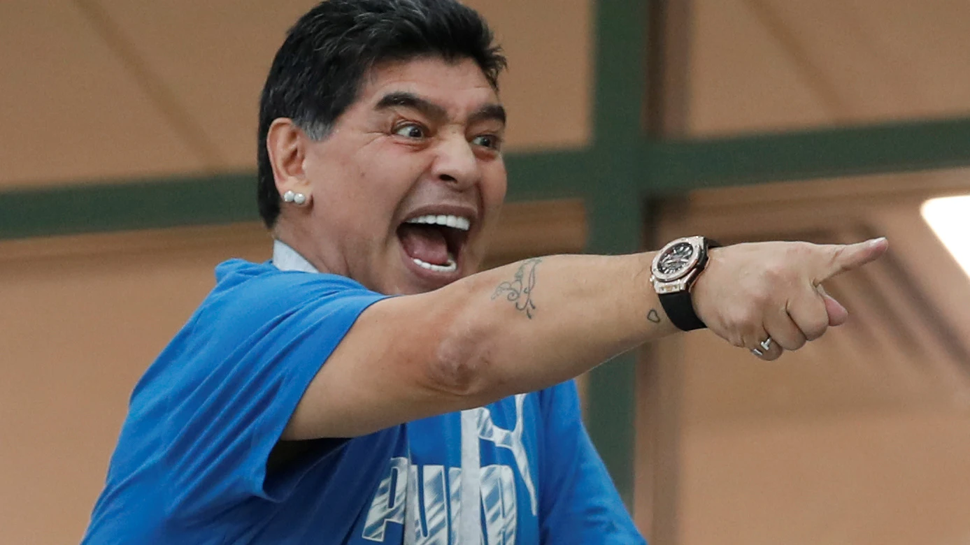 Maradona gesticula en la grada durante el Argentina - Croacia