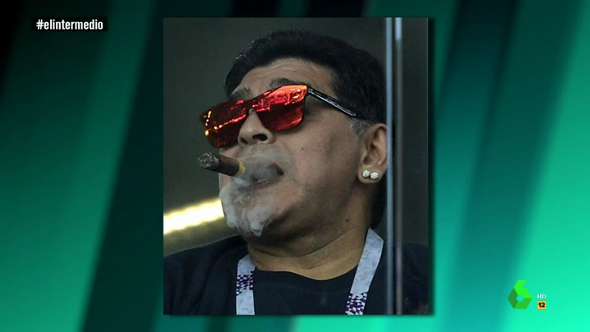 Maradona fumando en un estadio ruso