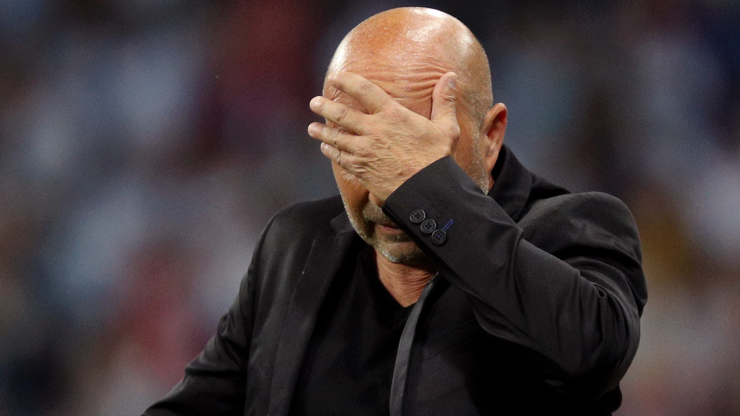 Sampaoli se lleva la mano a la cabeza