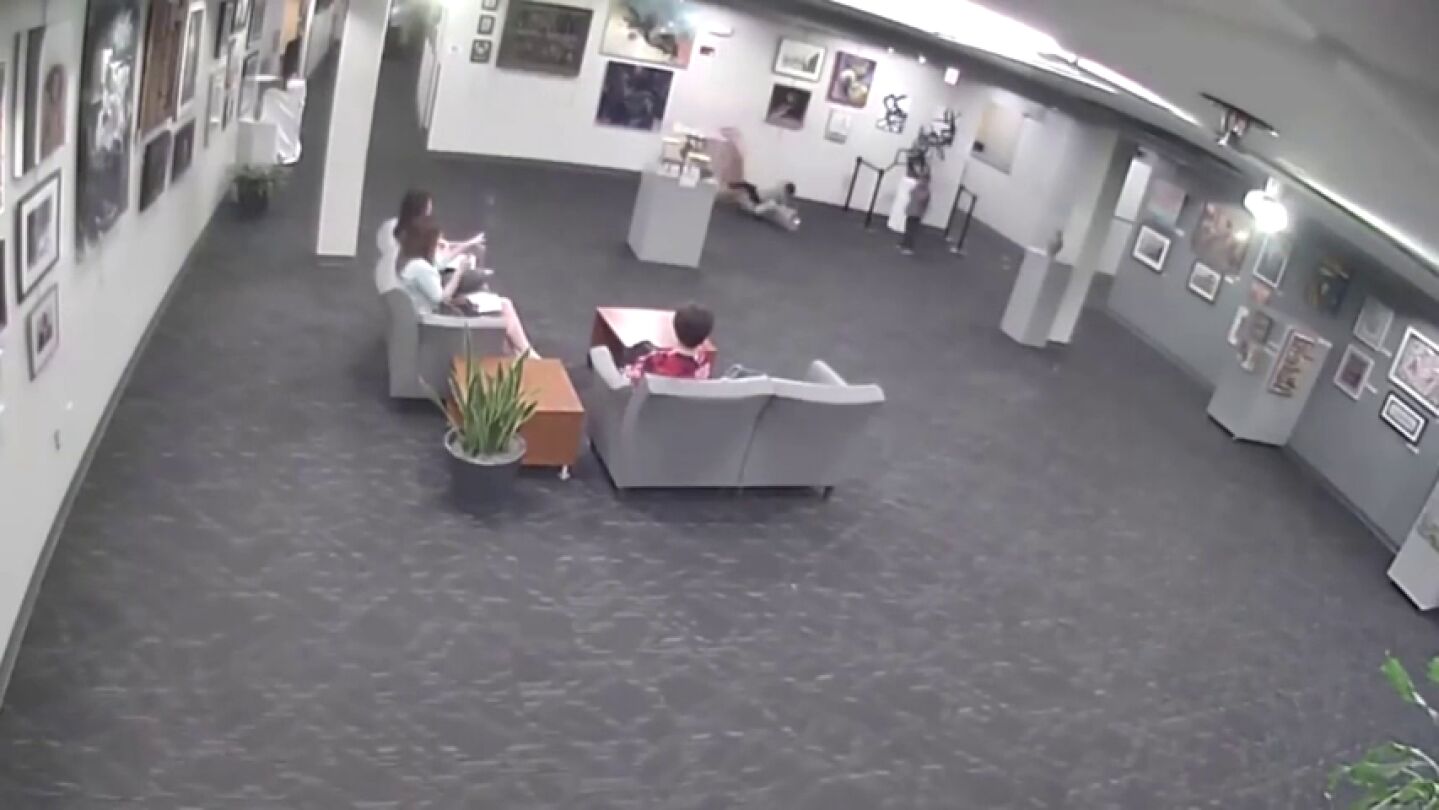 Un ni&ntilde;o rompe una estatua en un museo