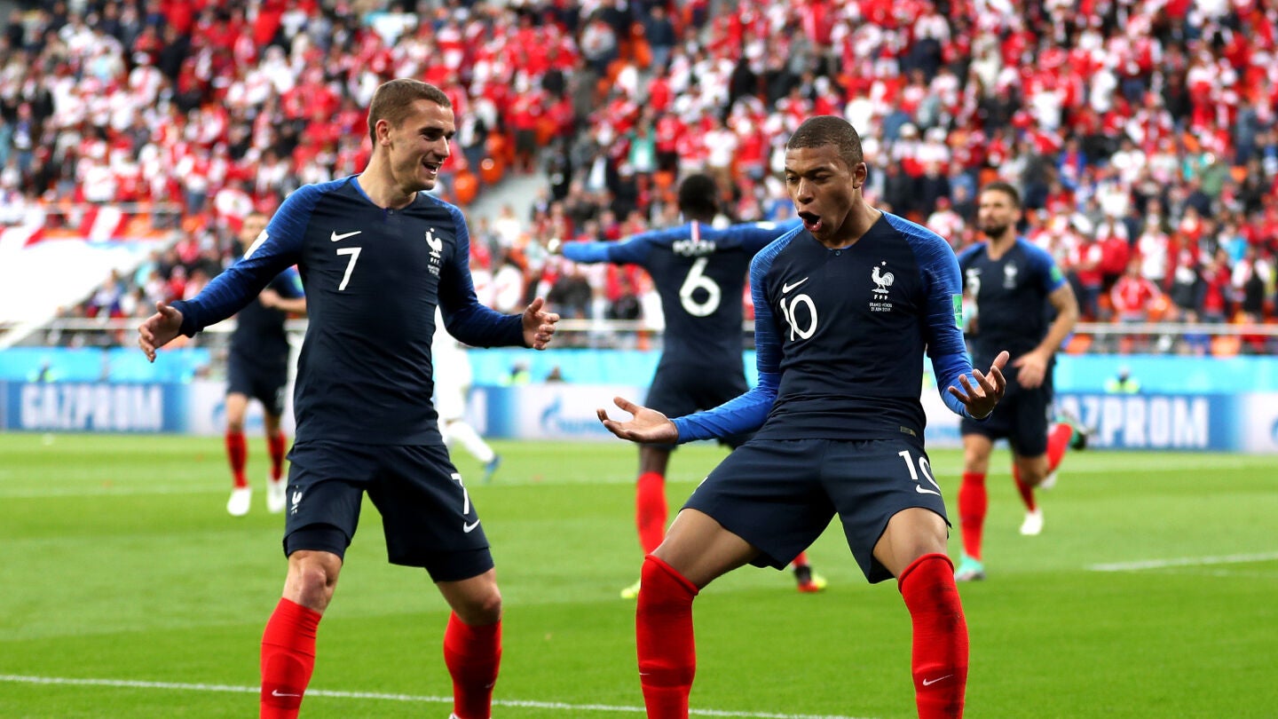 Mbapp&eacute; y Griezmann celebran el gol de Francia ante Per&uacute;