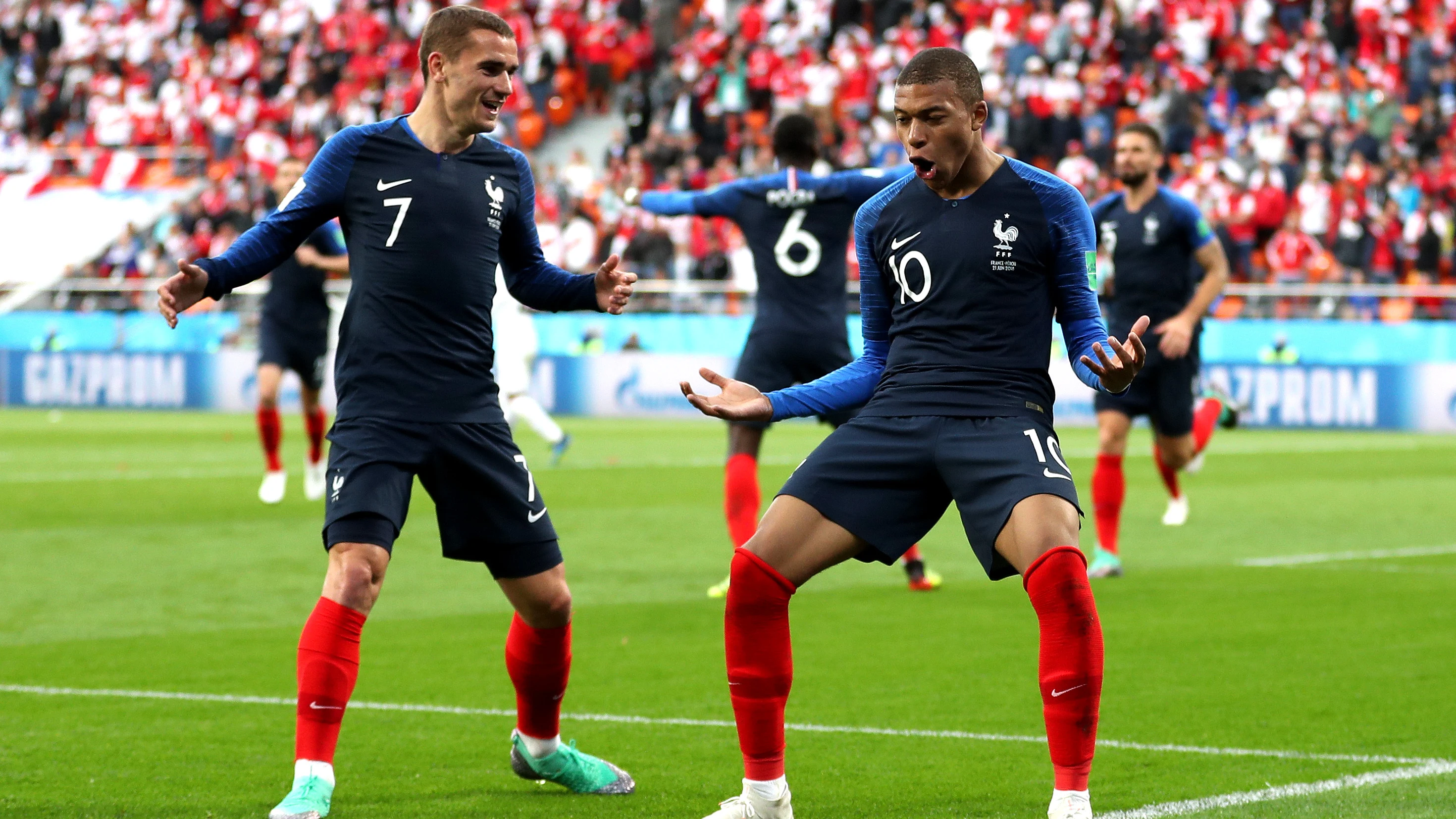 Mbappé y Griezmann celebran el gol de Francia ante Perú