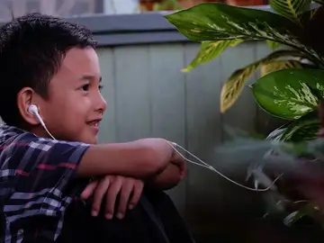 Los niños que usan auriculares tienen tres veces más posibilidades de desarrollar una discapacidad auditiva. Los niños que usan auriculares tienen tres veces más posibilidades de desarrollar una discapacidad auditiva.