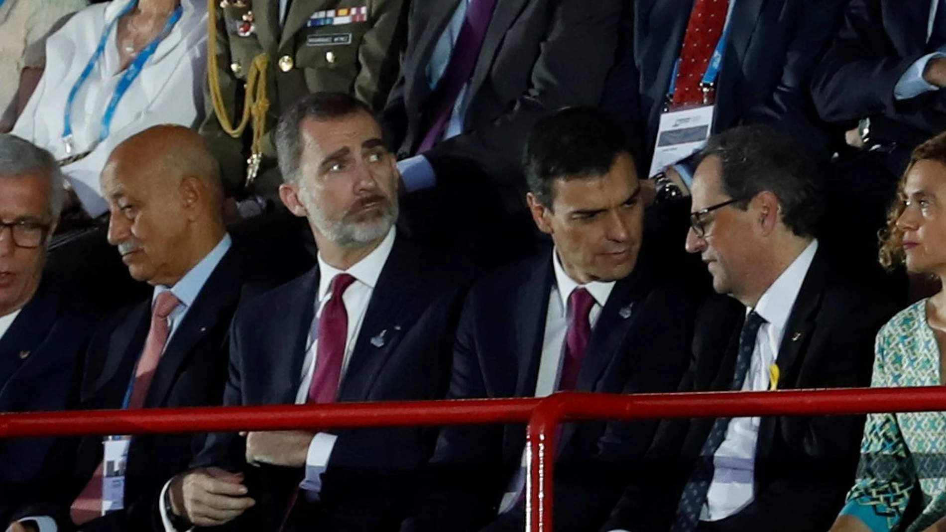 El rey Felipe VI junto a Pedro Sánchez y Quim Torra durante la inauguración de los XVIII Juegos Mediterráneos