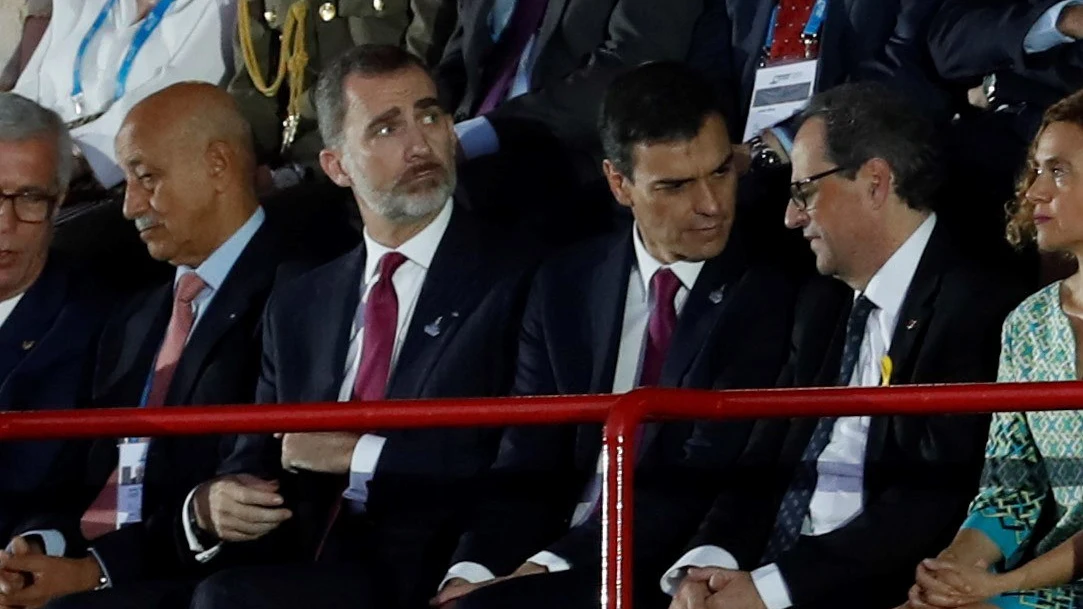 El rey Felipe VI junto a Pedro Sánchez y Quim Torra durante la inauguración de los XVIII Juegos Mediterráneos