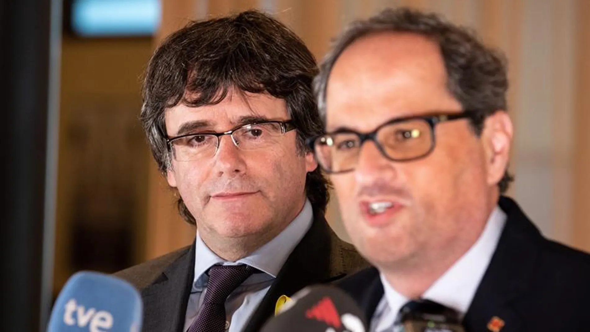 El presidente de la Generalitat, Quim Torra, y su antecesor en el cargo, Carles Puigdemont