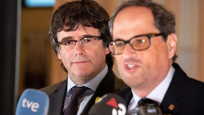 El presidente de la Generalitat, Quim Torra, y su antecesor en el cargo, Carles Puigdemont