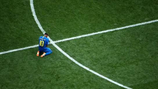 Neymar llora desconsolado en el césped Neymar llora desconsolado en el césped