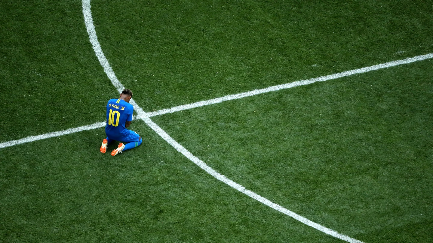 Neymar llora desconsolado en el césped Neymar llora desconsolado en el césped